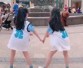 双胞胎网红街头打牌,双胞胎网红兄弟演绎牌桌上的兄弟情深