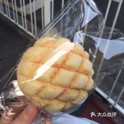 在路边吃蜜瓜包,夏日街头的小确幸