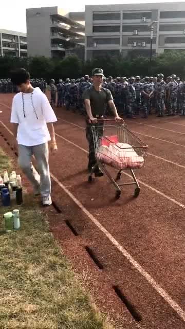 军训教官的吃瓜,揭秘军营里的欢乐时光